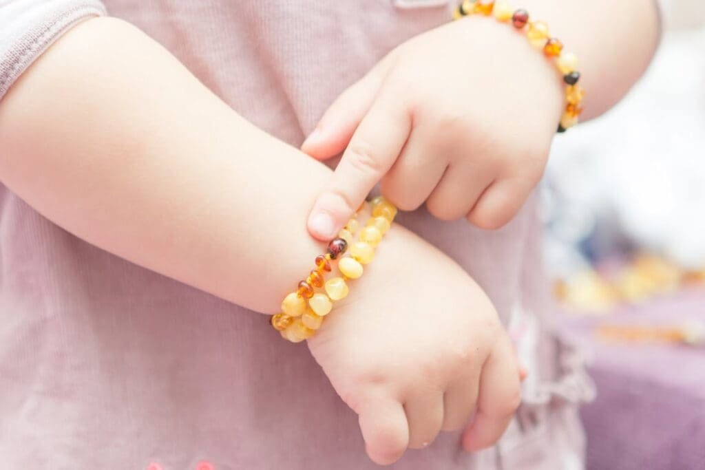vòng hổ phách cho bé