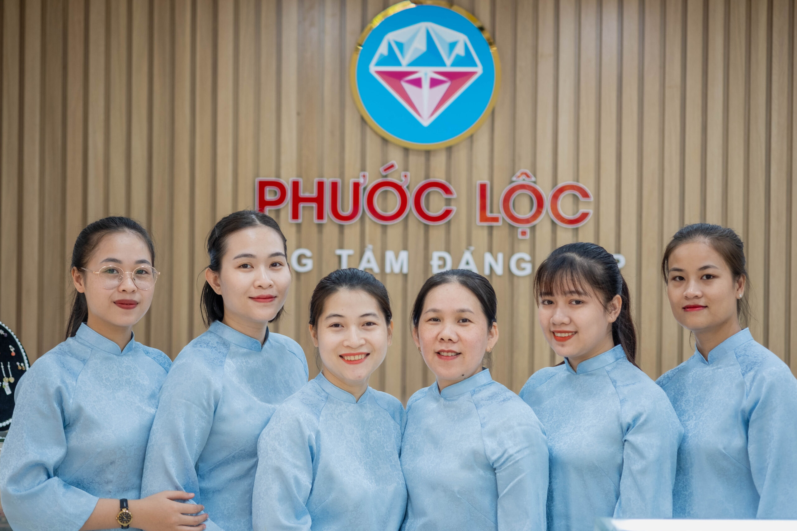 Nhân viên tươi cười chào đón khách...