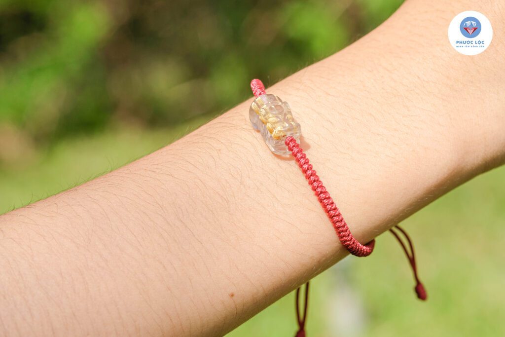 Vong tay dan chi mix ty huu thach anh toc vang