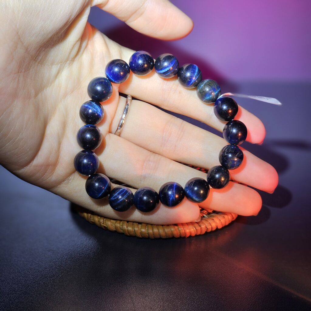 ✨ Mắt Hổ Xanh Dương - Top 5 Điều Bạn Cần Biết Về Loại Đá Phong Thủy Này 3 mắt hổ xanh