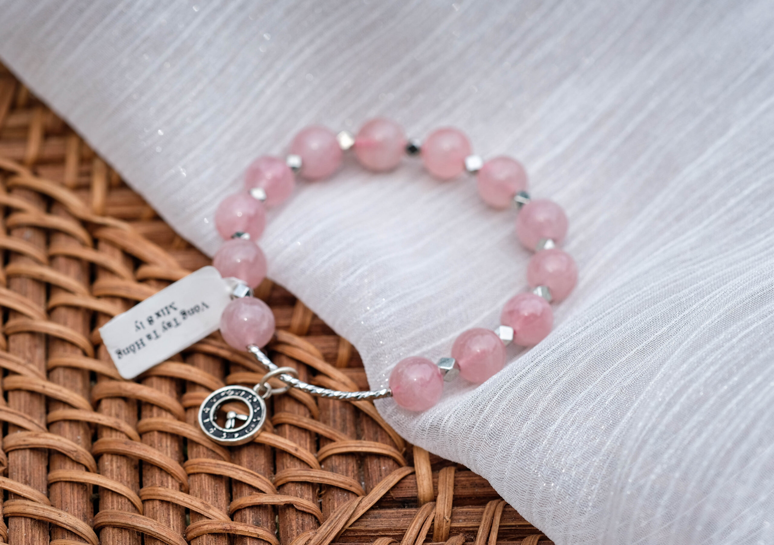 vòng tay thạch anh hồng mix charm phong thủy