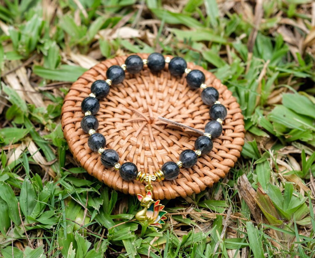 🖤 Thạch Anh Tóc Đen Hợp Mệnh Gì? Cách Chọn Vòng Tay Chuẩn Năng Lượng Phong Thuỷ 1 thạch anh tóc đen