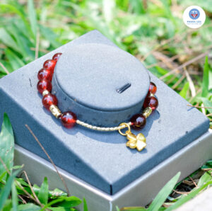 Vòng tay Garnet đỏ soi đèn màu đỏ sâu trong suốt tự nhiên Phước Lộc