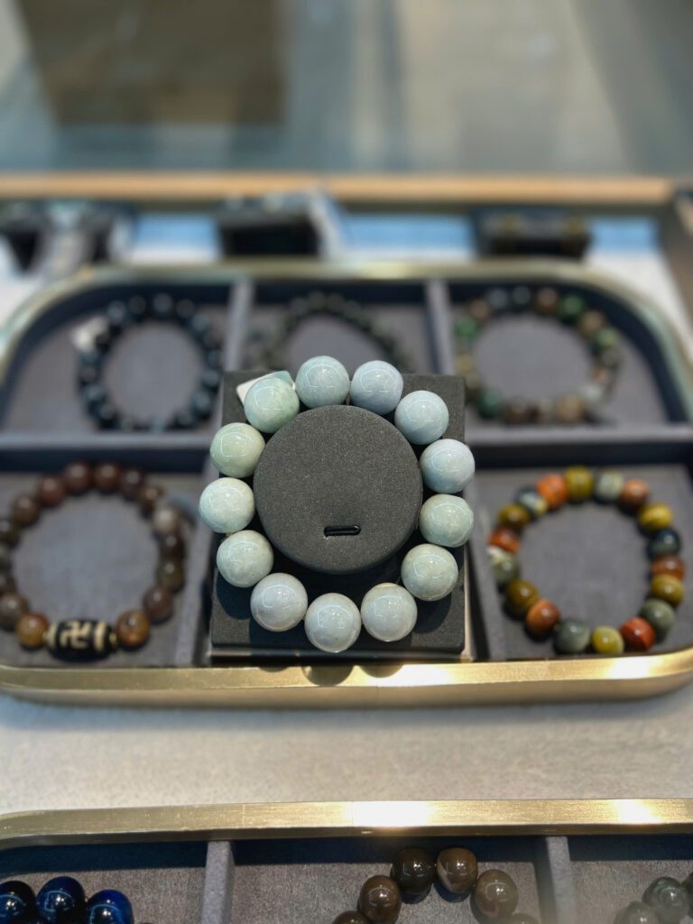 Top Các Mẫu Vòng Tay Tặng Cho Nam Ngày 19/11 – Sang Trọng, Ý Nghĩa Phong Thủy 5 z7212486800955 cdd3e6359635a477bd9ea7e752501fbd