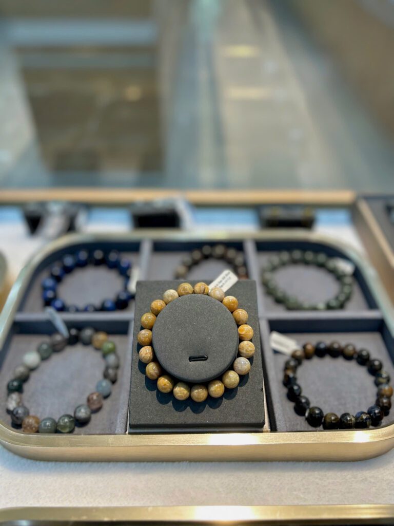 Top Các Mẫu Vòng Tay Tặng Cho Nam Ngày 19/11 – Sang Trọng, Ý Nghĩa Phong Thủy 7 z7212486814634 a81576f72bf51e6bbdbfe70459e6ec62