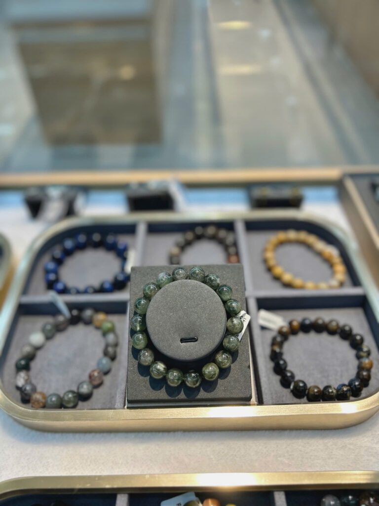 Top Các Mẫu Vòng Tay Tặng Cho Nam Ngày 19/11 – Sang Trọng, Ý Nghĩa Phong Thủy 9 z7212486825453 3629ada508dcb80cd8f0eabc1566591a