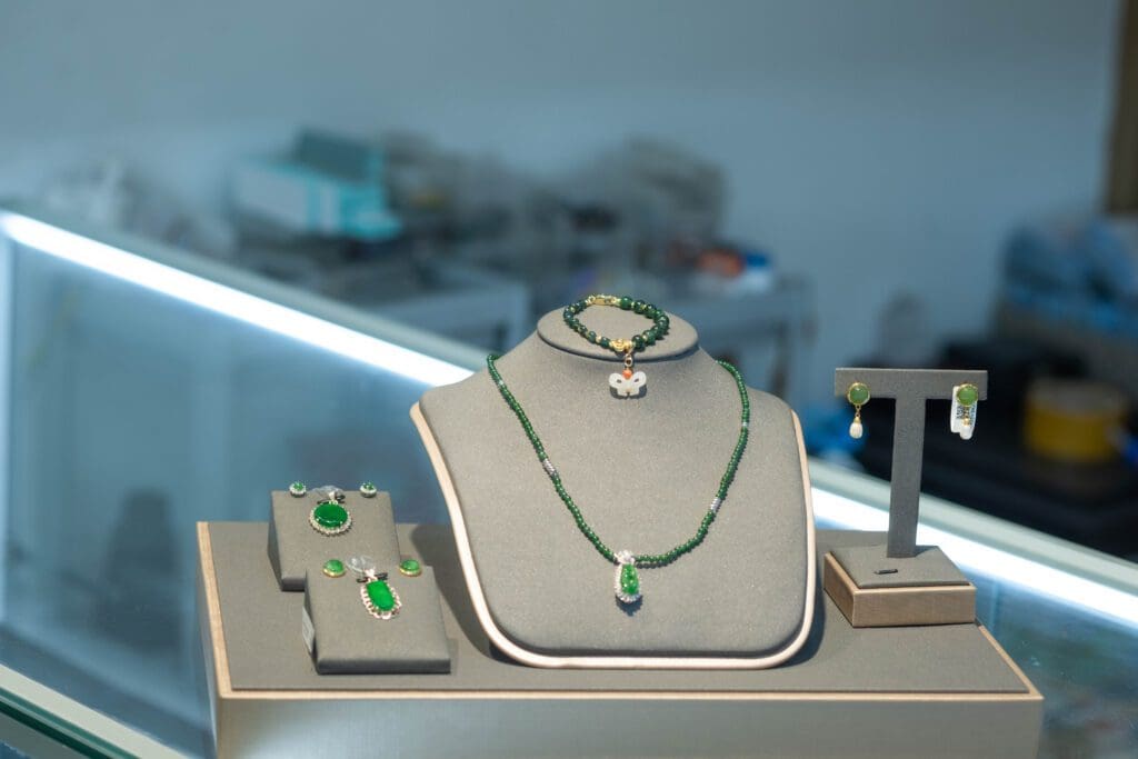 Trưng bày đá Băng Lục Đế Vương tại showroom Phước Lộc Đà Nẵng