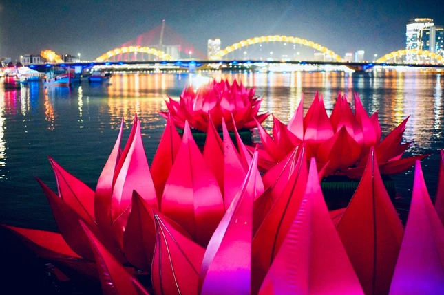 7 hoa sen lung linh trên sông Hàn ban đêm mở màn Đại lễ Phật Đản Đà Nẵng 2026