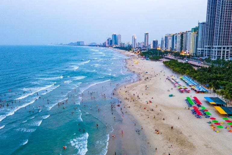 Toàn cảnh biển Mỹ Khê nhìn từ trên cao - Bờ biển dài uốn lượn với cát trắng mịn