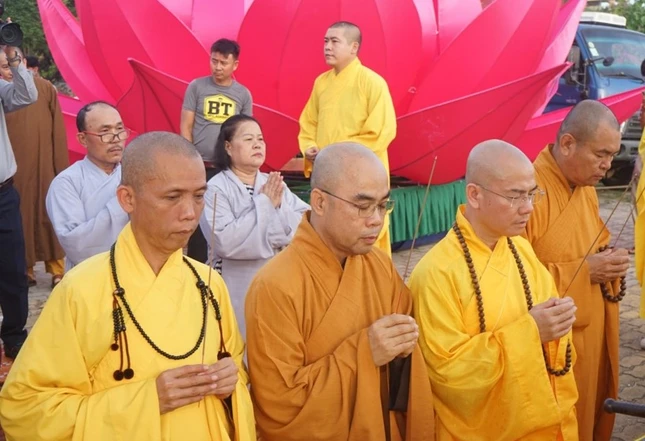 Chư tôn đức dâng hương cầu nguyện bên 7 đóa sen trên sông Hàn Phật Đản Đà Nẵng 2026