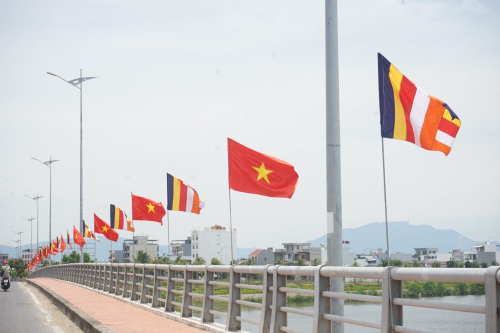Cờ Tổ quốc và cờ Phật giáo ngũ sắc trên cầu Bờ Quan Ngũ Hành Sơn Đà Nẵng mùa Phật Đản 2026