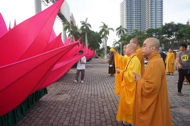 Nghi thức sái tịnh 7 đóa sen trên sông Hàn Đại lễ Phật Đản 2026 Đà Nẵng