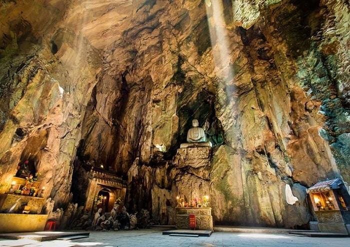 Động Huyền Không tại Ngũ Hành Sơn Đà Nẵng - Hang động thiêng liêng với tượng Phật và ánh sáng tự nhiên