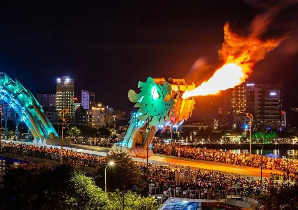 Cầu Rồng Đà Nẵng phun lửa - Màn biểu diễn ấn tượng vào cuối tuần