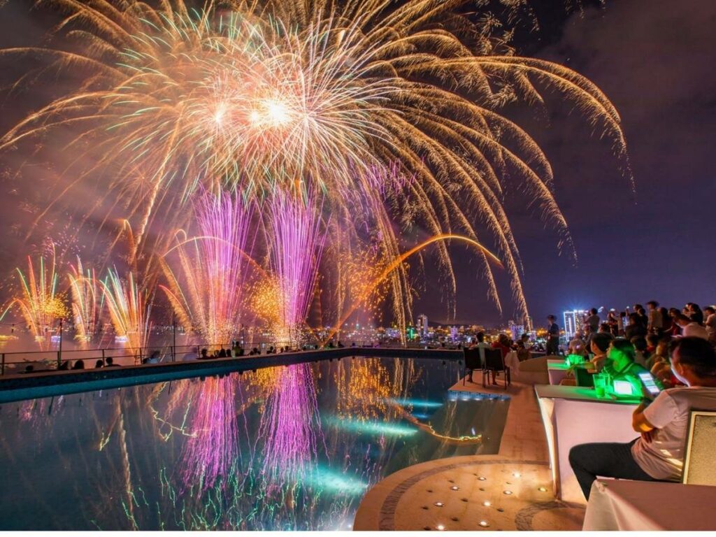 Ngắm pháo hoa DIFF từ bể bơi trên cao Novotel Danang Premier Han River