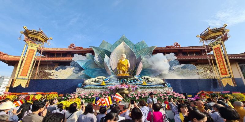 Phật tử hành hương tại chùa mùa Đại lễ Phật Đản Đà Nẵng 2026
