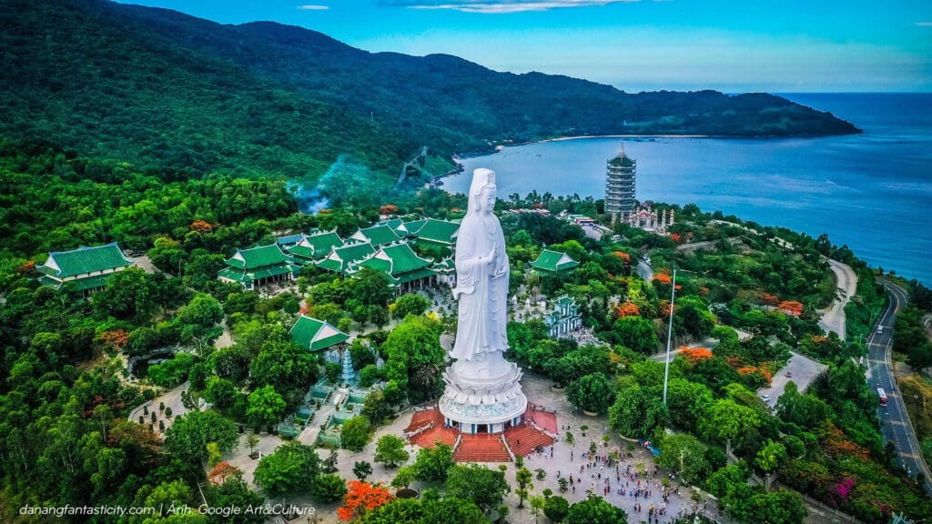 Tượng Phật Quan Âm Sơn Trà từ xa - Khung cảnh hùng vĩ bên bờ biển