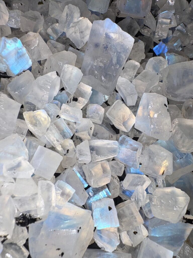 Đá vụn moonstone phong thủy Phước Lộc Đà Nẵng