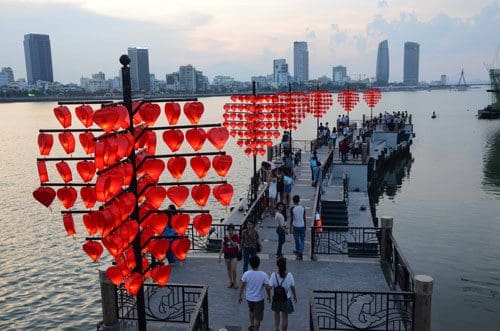 Góc check-in đẹp tại Cầu Tình Yêu với ổ khóa tình yêu