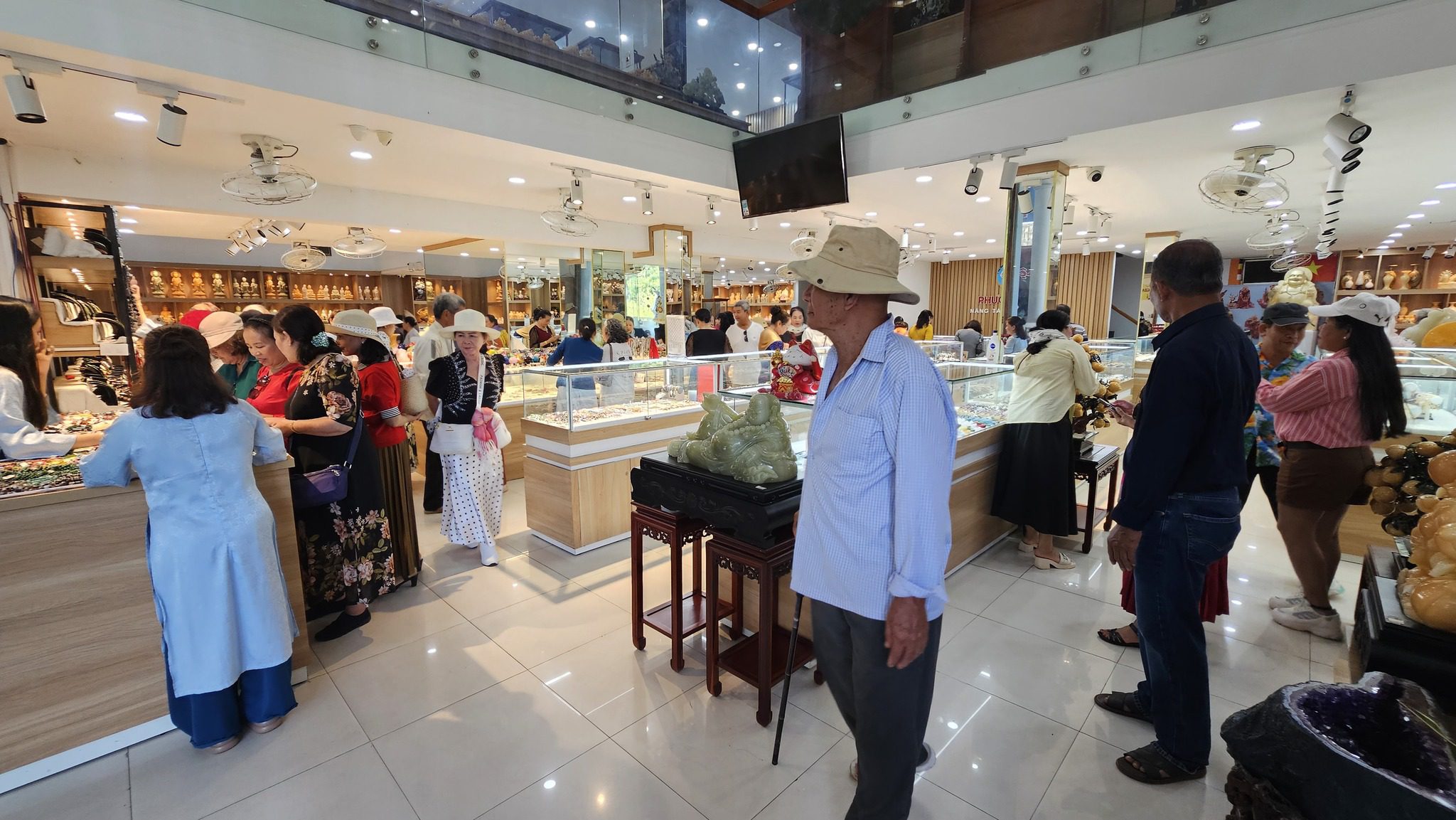 Du khách tham quan showroom đá phong thuỷ Phước Lộc Ngũ Hành Sơn Đà Nẵng
