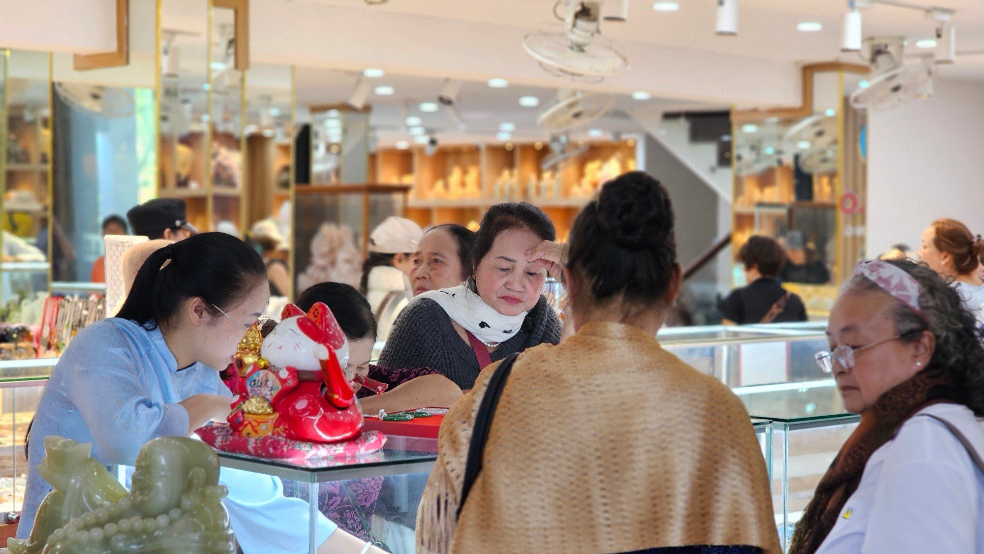 Khách hàng xem và chọn vòng đá phong thuỷ tại showroom Phước Lộc Ngũ Hành Sơn Đà Nẵng