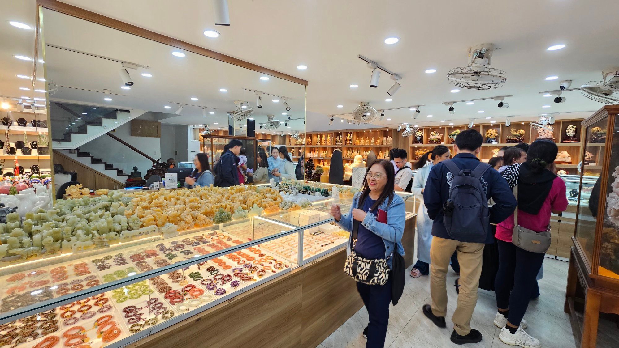 Khách hàng tham quan chọn đá phong thuỷ tại showroom Phước Lộc Ngũ Hành Sơn Đà Nẵng