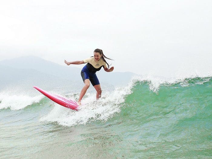 Du khách lướt ván surfing trên sóng biển Đà Nẵng - Cảm giác tự do và phấn khích