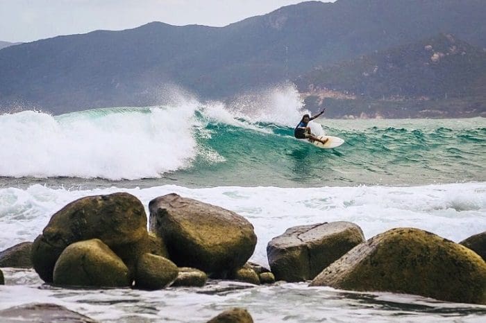 Surfing lướt ván tại biển Đà Nẵng - Môn thể thao nước cảm giác mạnh hấp dẫn