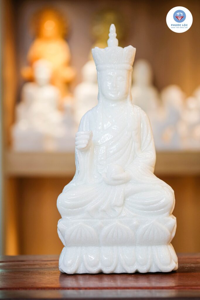 Tượng Địa Tạng Vương Bồ Tát để bàn đá tự nhiên tại showroom Phước Lộc Đà Nẵng