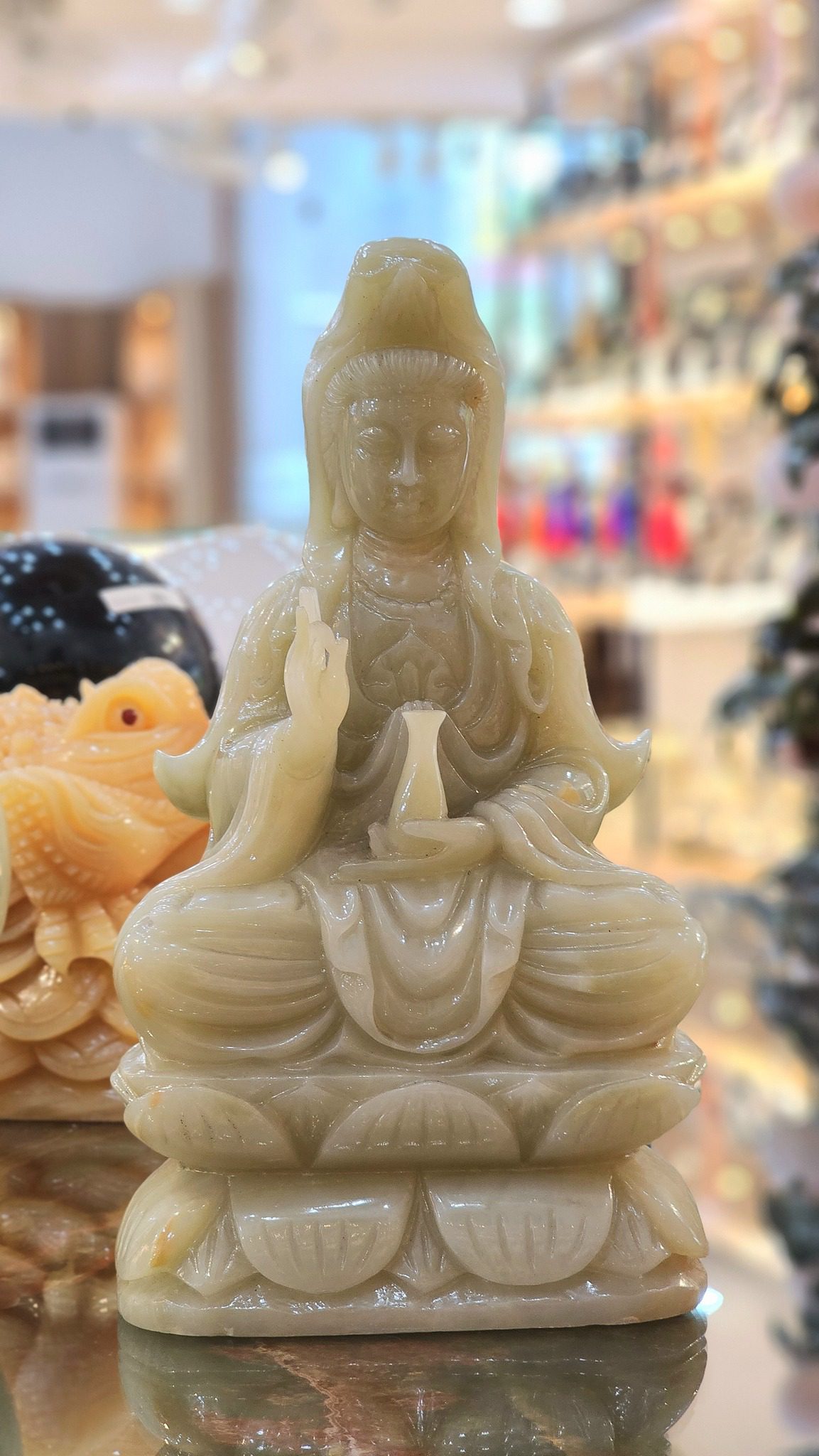 Tượng Mẹ Quan Âm điêu khắc từ đá serpentine tại showroom Phước Lộc Đà Nẵng