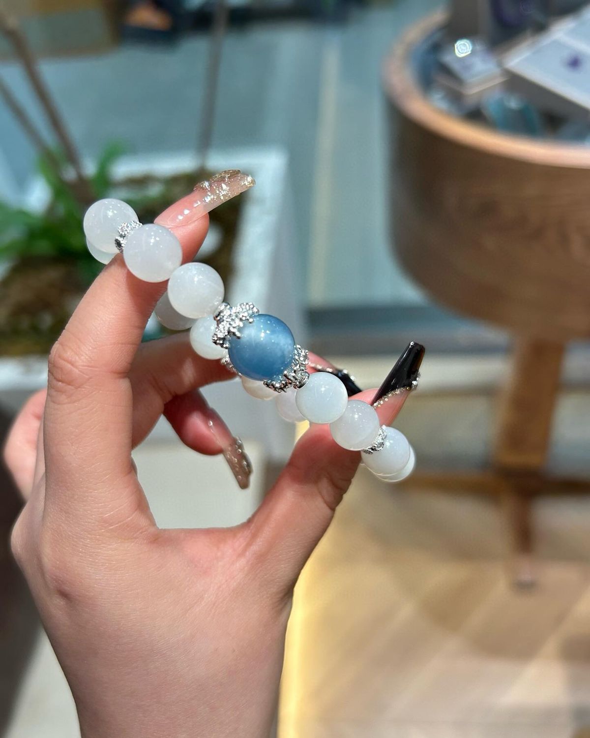 Vòng tay moonstone mix aquamarine phong thuỷ tại showroom Phước Lộc Đà Nẵng
